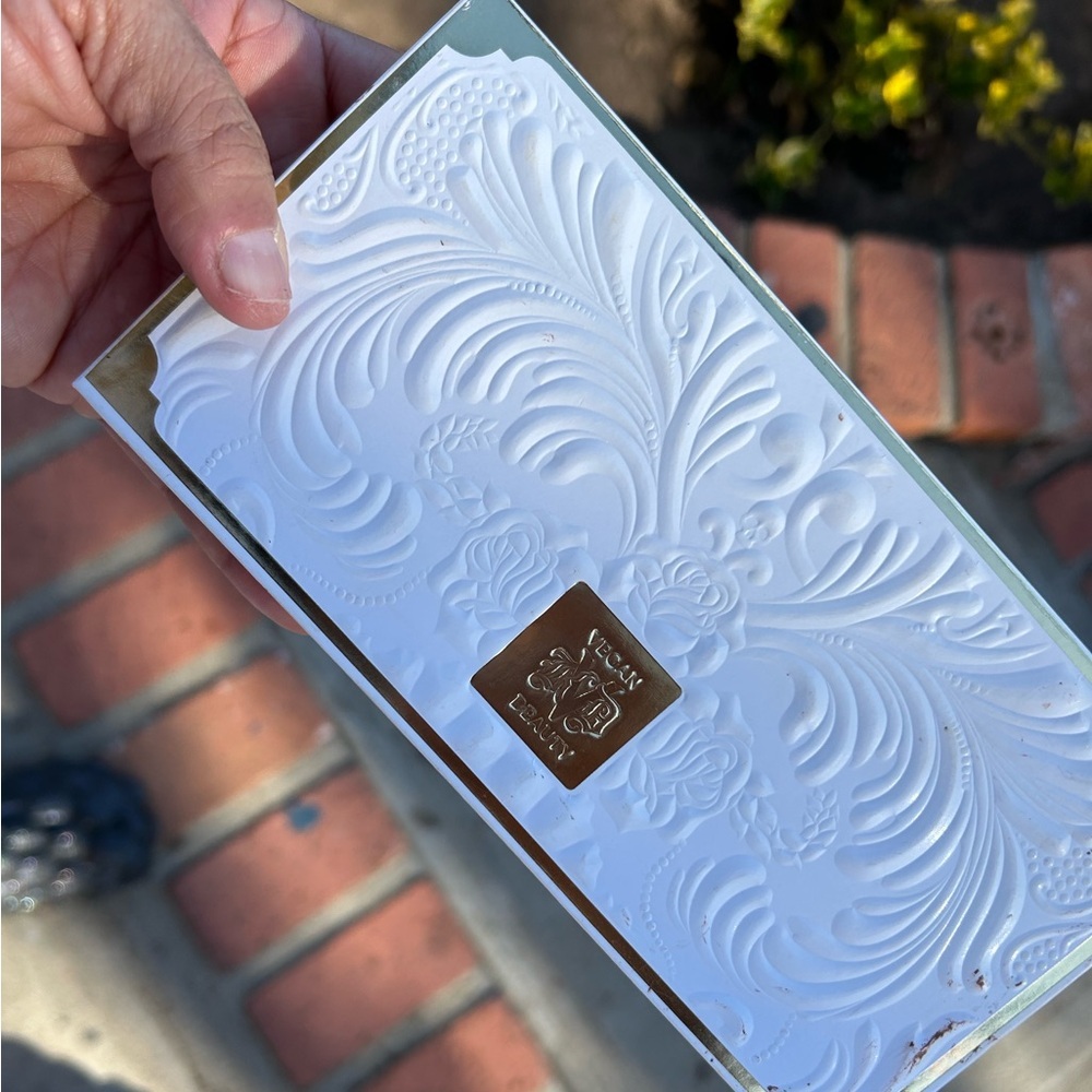 Kat Von D Vegan eyeshadow palette new